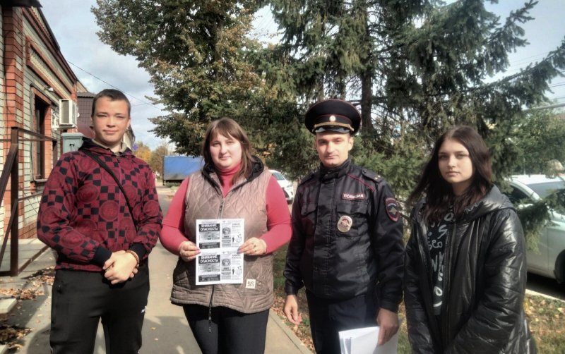 В Петровске полицейские рассказали жителям города как не попасть на уловки мошенников