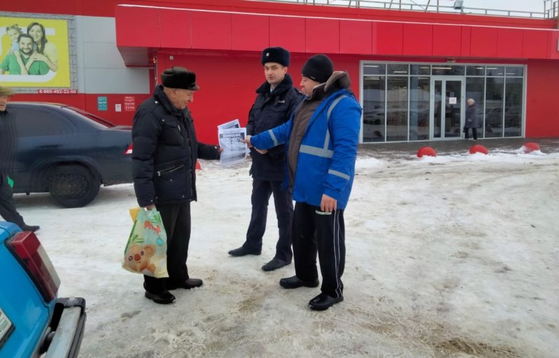 В Петровске полицейские и народные дружинники предупредили жителей о мошенниках