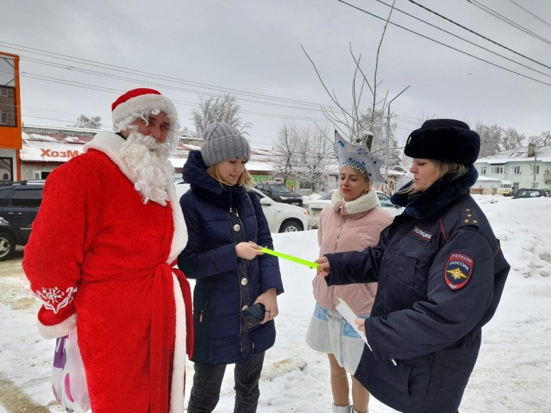 На улицы Петровска вышел «Полицейский Дед Мороз» для  напутствия участников дорожного движения