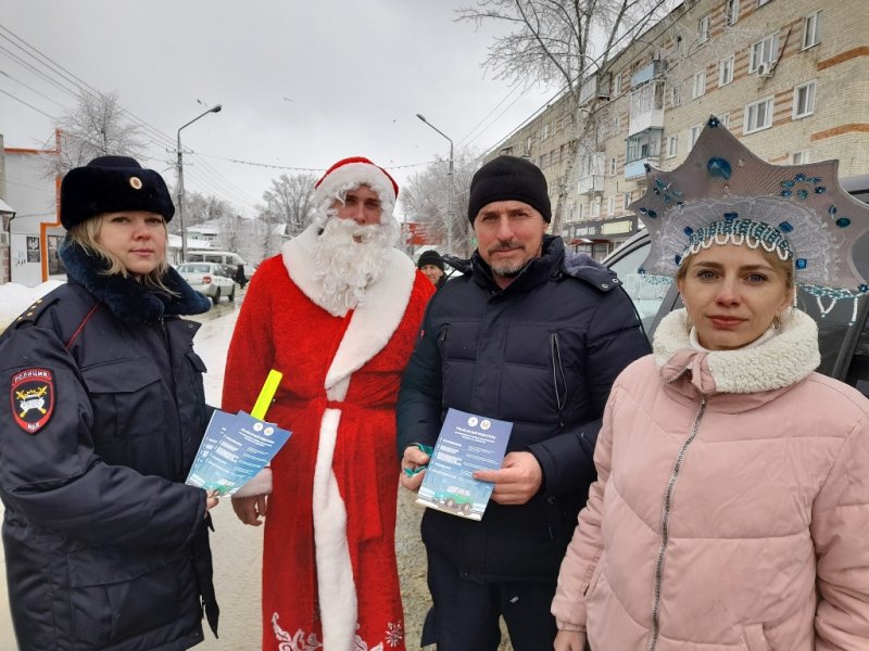 На улицы Петровска вышел «Полицейский Дед Мороз» для  напутствия участников дорожного движения