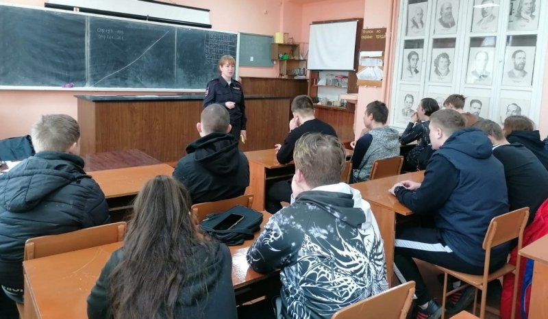 В Петровске сотрудники ПДН побеседовали с молодежью о безопасности в Интернете и об ответственности за правонарушения