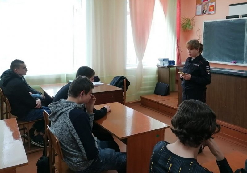 В Петровске сотрудники ПДН побеседовали с молодежью о безопасности в Интернете и об ответственности за правонарушения
